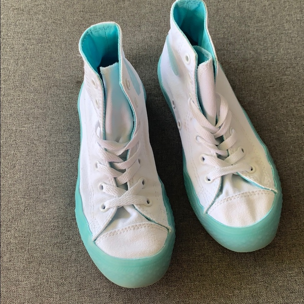 Converse - Picture 2 of 4